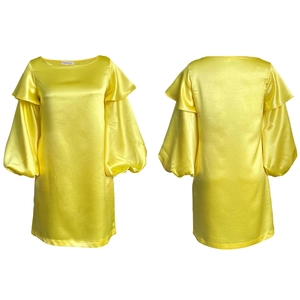 Détail d'une robe courte en satin jaune vif avec manches lanterne et volants sur l'épaule