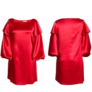 Vue avant et arrière d'une robe en satin rouge avec manches bouffantes et volants