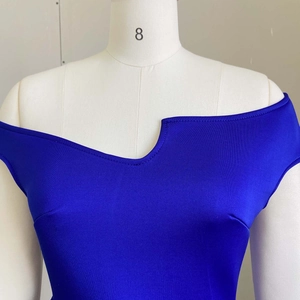 Détail d'une robe en satin bleu roi avec une encolure asymétrique sur un mannequin blanc