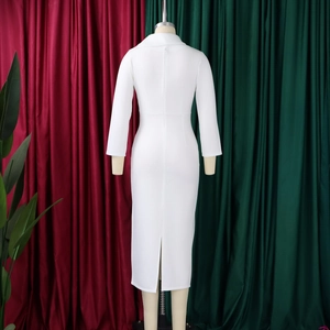 Détail de la robe crayon blanche à manches longues avec fente arrière et zip caché