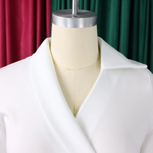 Détail du col à revers blanc en V sur une robe de mode ajustée et élégante