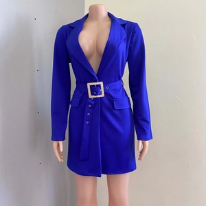 Dettaglio dell'abito blazer blu reale con scollo a V profondo e cintura con fibbia di diamanti