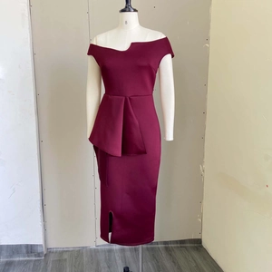Détail de la robe moulante bordeaux avec col asymétrique et taille à basque chic