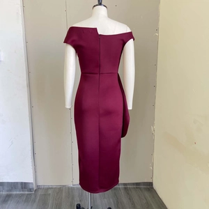 Détail de la robe midi bordeaux à épaules dénudées avec fermeture éclair invisible au dos