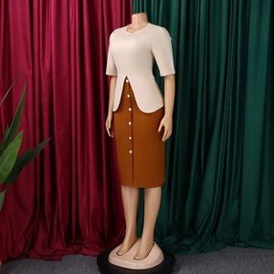 Détail du haut élégant beige à taille drapée et jupe marron boutonnée ajustée