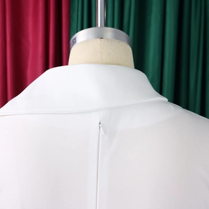 Détail du col arrière et de la fermeture éclair invisible sur la robe crayon blanche
