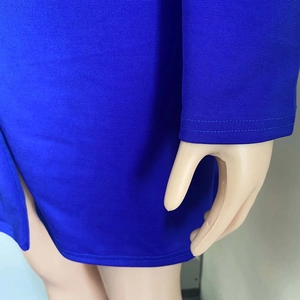 Dettaglio dell'abito in maglia blu reale che mostra la trama elastica e le doppie cuciture