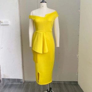 Détail de la robe jaune ajustée avec volants à la taille et encolure asymétrique
