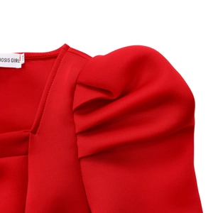 Makroaufnahme der roten Puffärmelfalten und Materialstruktur beim Kleid mit Karree-Ausschnitt