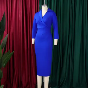 Détail de l'élégant décolleté en V et des plis à la taille sur la robe crayon bleue