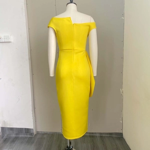 Vue détaillée du dos d'une robe midi jaune avec fermeture éclair invisible et volants