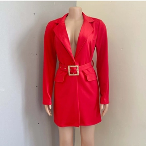 Dettaglio dell'abito blazer rosso a maniche lunghe con cintura e fibbia quadrata dorata