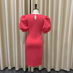 Vue détaillée du dos d'une robe moulante rose à manches bouffantes et découpe goutte