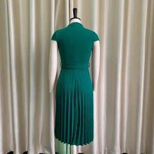 Détail du dos de la robe plissée vert foncé avec fermeture éclair et ceinture assortie