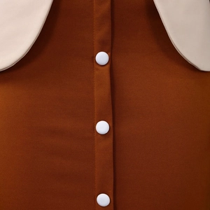 Détail d'une robe marron caramel avec col crème et trois boutons en tissu blanc