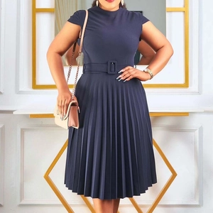Robe plissée à manches courtes bleu marine avec ceinture et col montant élégant