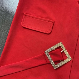 Dettaglio della vita del vestito rosso con tasca e cintura con fibbia in metallo oro F