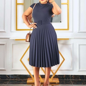 Détail de la robe plissée bleu marine avec col rond et ceinture ajustée à la taille