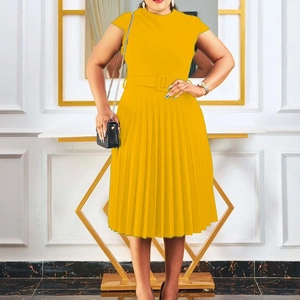 Robe mi-longue plissée jaune vif à manches courtes avec ceinture à boucle assortie