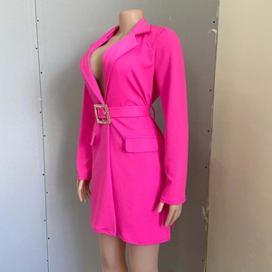 Dettaglio dell'abito blazer rosa neon con cintura e fibbia quadrata dorata di classe