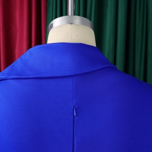Détail du dos de la robe bleue à col en V avec fermeture éclair invisible et tissu premium