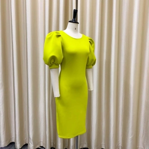 Détail d'une élégante robe jaune vif à manches bouffantes sur mannequin ajusté