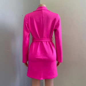 Vista posteriore dell'abito blazer sciancrato magenta con pieghe in vita e cintura abbinata