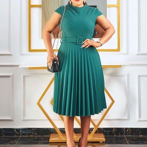 Détail d'une robe mi-longue plissée vert foncé avec ceinture à boucle assortie
