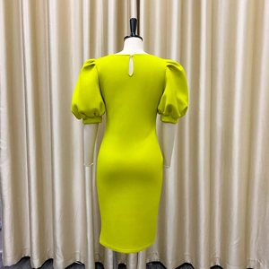 Détail de la manche bouffante et du dos nu sur la robe moulante vert citron