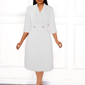 Elegantes weißes Plissee-Kleid mit V-Ausschnitt-Anzugkragen und Metallknöpfen für Damen