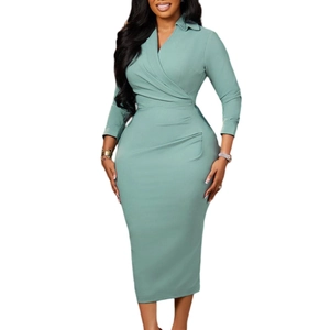 Détail du col en V et de la taille froncée sur cette robe crayon vert sauge élégante