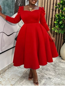 Elegantes rotes Kleid mit Karree-Ausschnitt, hoher Taille und weitem Rock mit halblangen Ärmeln