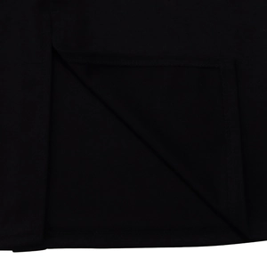 Gros plan détaillé montrant les coutures précises à angle droit sur tissu noir texturé