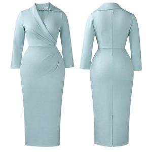 Détail de la robe mi-longue bleu clair avec col en V, taille plissée et fente à l'arrière