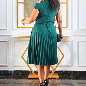 Vue arrière d'une robe midi plissée vert foncé à manches courtes avec ceinture à la taille