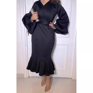 Elegant black V-neck dress with puff sleeves and mermaid hem for formal evening wear