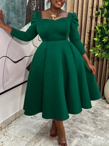 Elegantes dunkelgrünes Kleid mit Karree-Ausschnitt, Puffärmeln und hohem Taillenbund