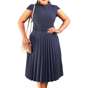 Détail d'une robe plissée bleu marine avec col montant, manches courtes et ceinture assortie