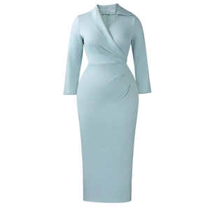 Détail de robe bleu clair col en V avec style cache-cœur et plis à la taille