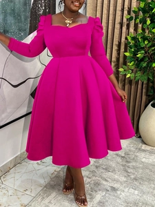 Elegantes rotes Midikleid mit quadratischem Ausschnitt, Puffärmeln und hohem Taillenbund