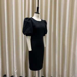 Détails des manches bouffantes élégantes sur une robe fourreau noire de soirée