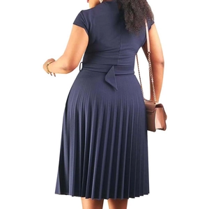 Vue arrière d'une robe plissée bleu marine avec manches courtes et taille nouée chic