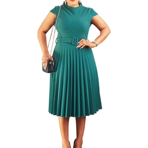Détail d'une robe plissée vert foncé avec manches courtes et ceinture à boucle assortie