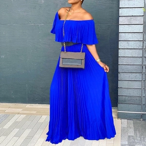 Détail d'une robe maxi plissée bleu roi à épaules dénudées avec une encolure à volants chic