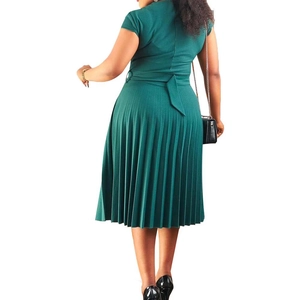 Vue arrière de la robe plissée vert foncé à manches courtes avec ceinture à la taille