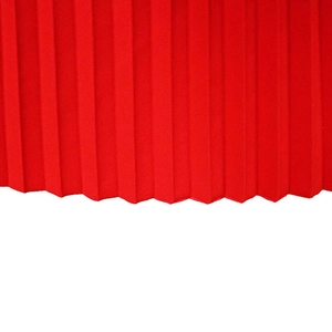 Nahaufnahme der eleganten Plissee-Stoffdetails an der Taille eines roten Kleides