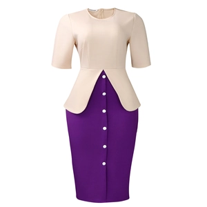 Détail de robe de bureau bicolore avec jupe crayon violette et boutons décoratifs