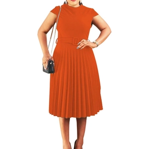 Robe plissée orange vif à manches courtes avec ceinture à la taille et mi-longue