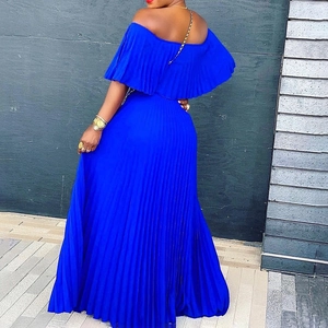 Détail de la robe longue plissée bleue à épaules dénudées et décolleté à volants élégant