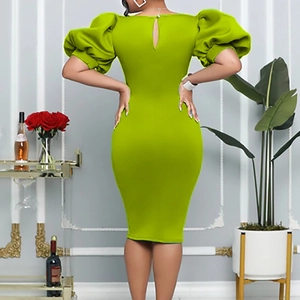 Détail de l'arrière d'une robe bodycon verte avec manches bouffantes et col en trou de serrure